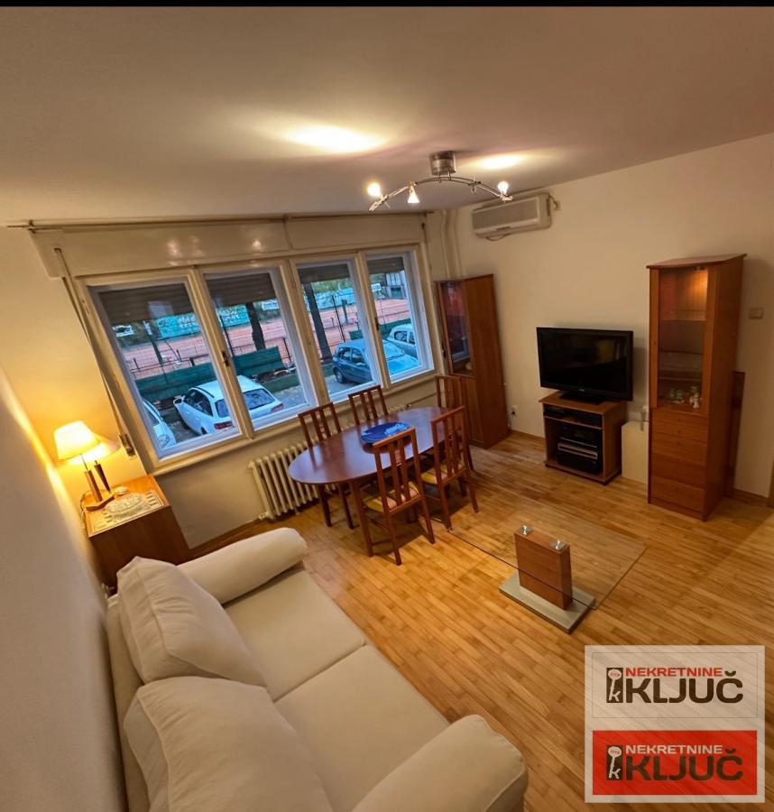 CENTAR IZDAJE SE DVOSOBAN NAMEŠTEN STAN 2