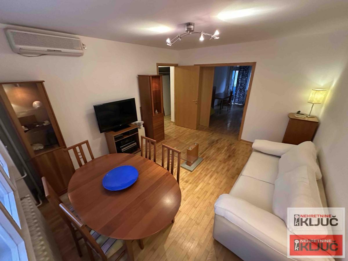 CENTAR IZDAJE SE DVOSOBAN NAMEŠTEN STAN 3