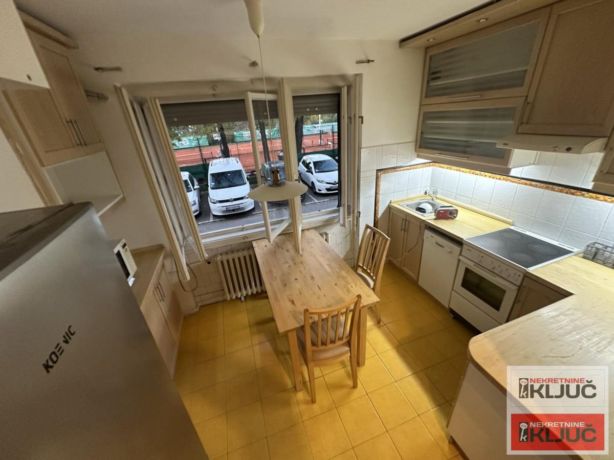 CENTAR IZDAJE SE DVOSOBAN NAMEŠTEN STAN 4