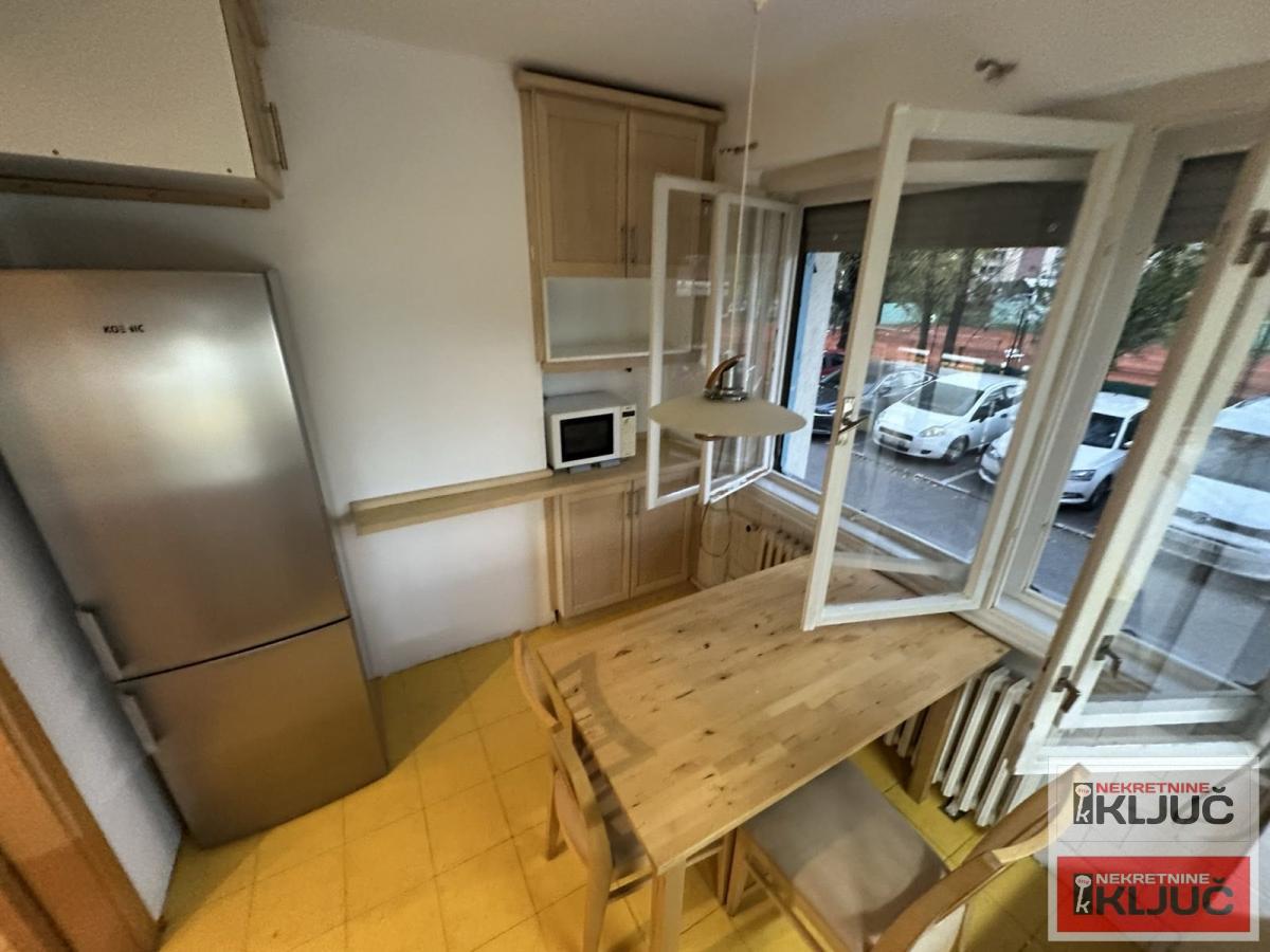 CENTAR IZDAJE SE DVOSOBAN NAMEŠTEN STAN 5