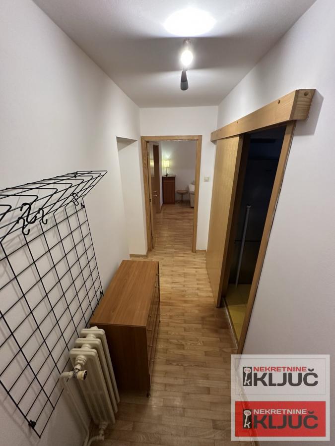 CENTAR IZDAJE SE DVOSOBAN NAMEŠTEN STAN 8