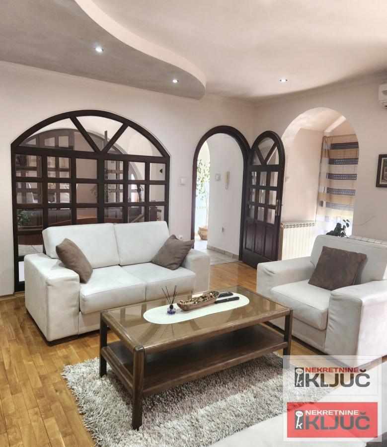 TELEP IZDAJE SE ČETVOROSOBAN MODERNO OPREMLJEN STAN SA PARKING MESTOM 1