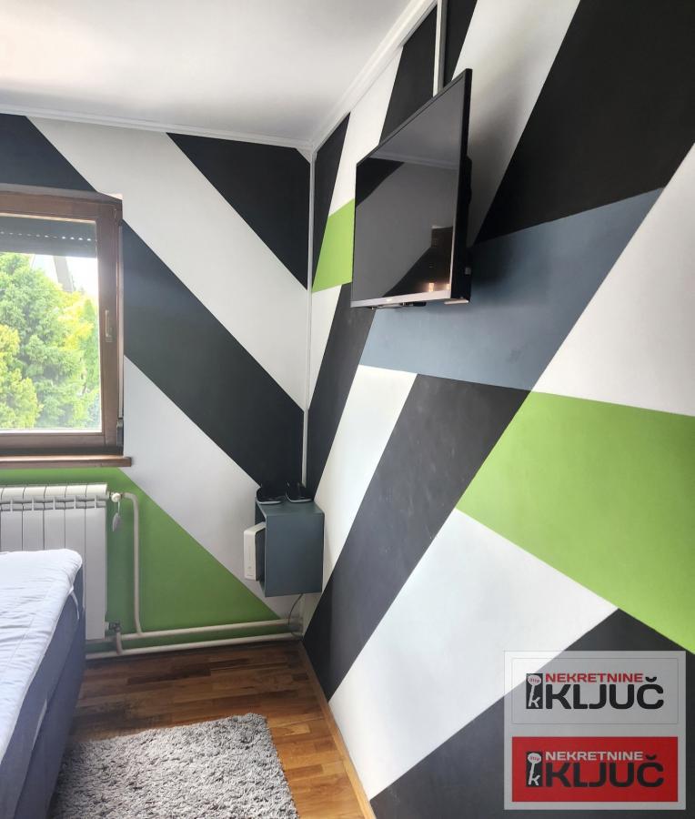 TELEP IZDAJE SE ČETVOROSOBAN MODERNO OPREMLJEN STAN SA PARKING MESTOM 11