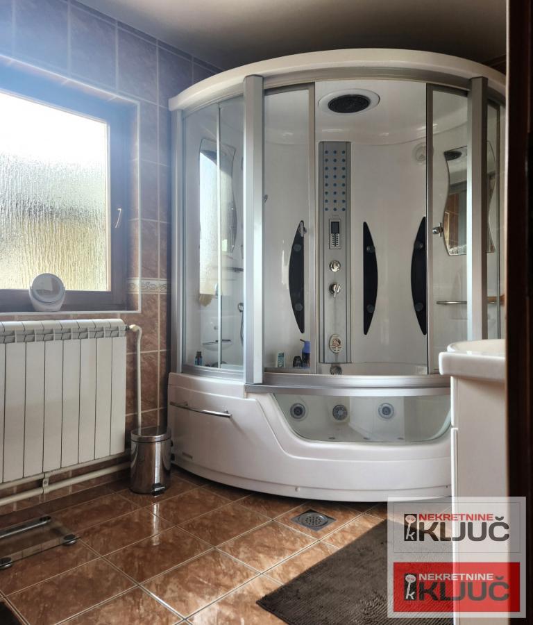 TELEP IZDAJE SE ČETVOROSOBAN MODERNO OPREMLJEN STAN SA PARKING MESTOM 17