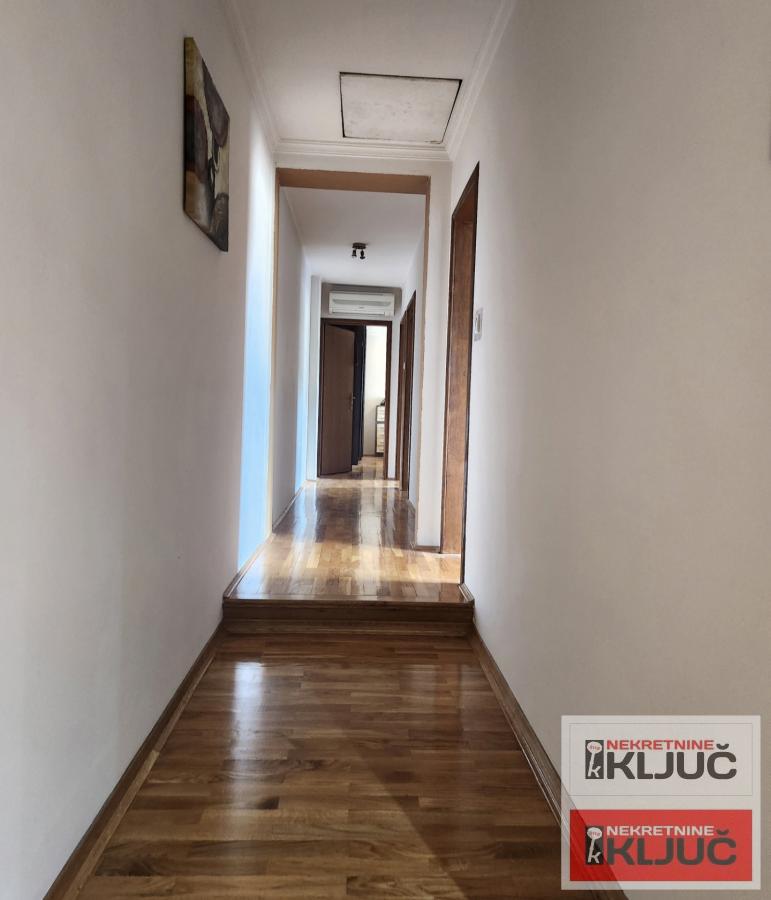 TELEP IZDAJE SE ČETVOROSOBAN MODERNO OPREMLJEN STAN SA PARKING MESTOM 18