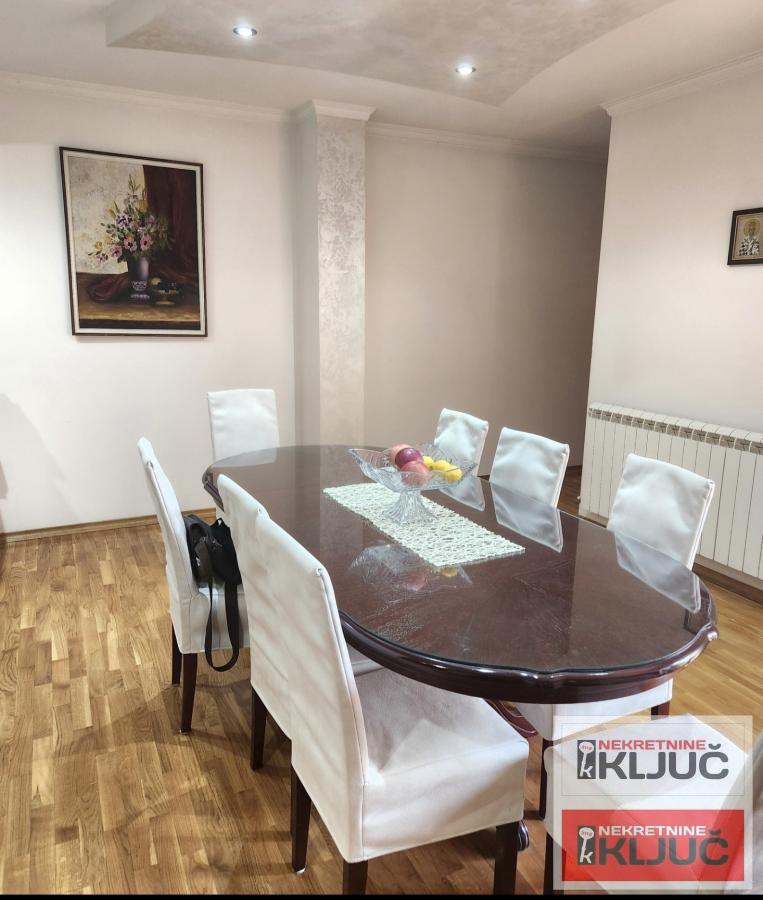 TELEP IZDAJE SE ČETVOROSOBAN MODERNO OPREMLJEN STAN SA PARKING MESTOM 19