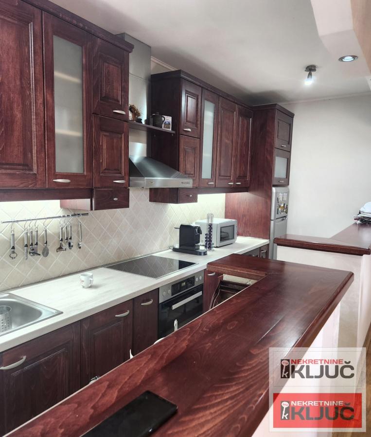 TELEP IZDAJE SE ČETVOROSOBAN MODERNO OPREMLJEN STAN SA PARKING MESTOM 20