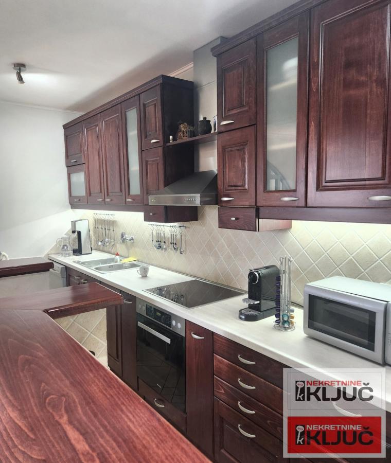 TELEP IZDAJE SE ČETVOROSOBAN MODERNO OPREMLJEN STAN SA PARKING MESTOM 21