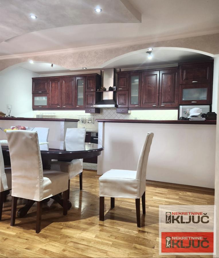 TELEP IZDAJE SE ČETVOROSOBAN MODERNO OPREMLJEN STAN SA PARKING MESTOM 22