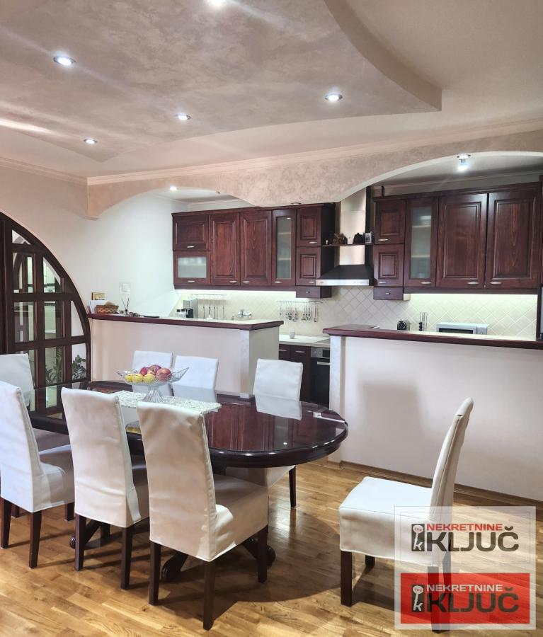 TELEP IZDAJE SE ČETVOROSOBAN MODERNO OPREMLJEN STAN SA PARKING MESTOM 23