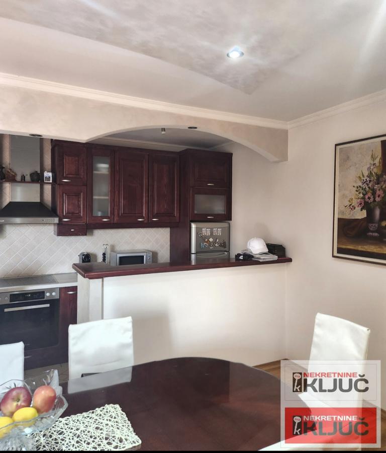 TELEP IZDAJE SE ČETVOROSOBAN MODERNO OPREMLJEN STAN SA PARKING MESTOM 24