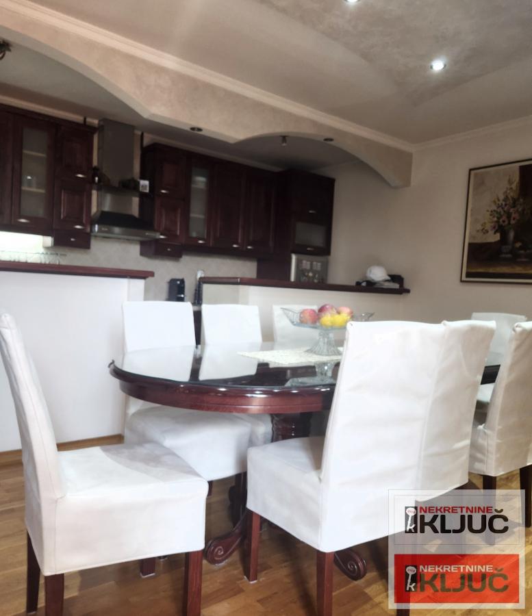 TELEP IZDAJE SE ČETVOROSOBAN MODERNO OPREMLJEN STAN SA PARKING MESTOM 25