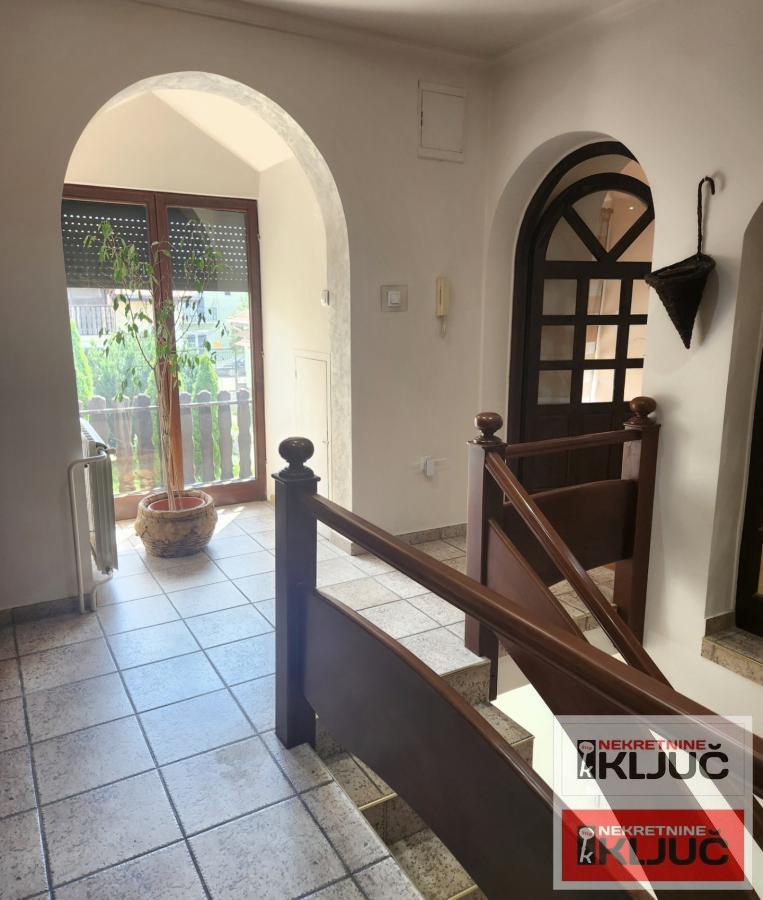 TELEP IZDAJE SE ČETVOROSOBAN MODERNO OPREMLJEN STAN SA PARKING MESTOM 27