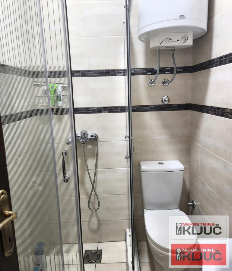 TELEP IZDAJE SE ČETVOROSOBAN MODERNO OPREMLJEN STAN SA PARKING MESTOM 28