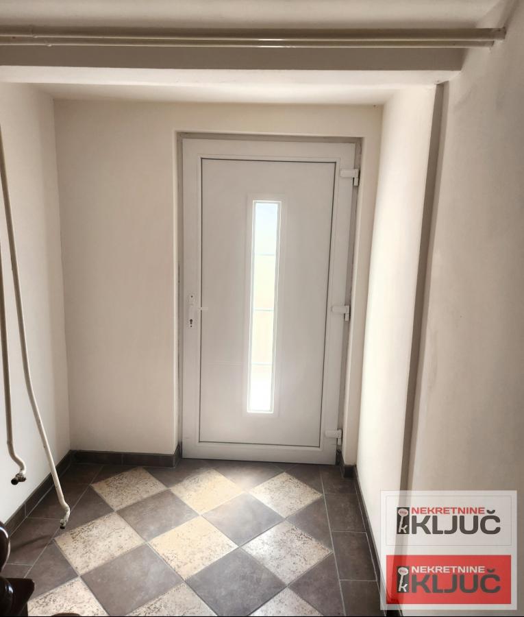 TELEP IZDAJE SE ČETVOROSOBAN MODERNO OPREMLJEN STAN SA PARKING MESTOM 3