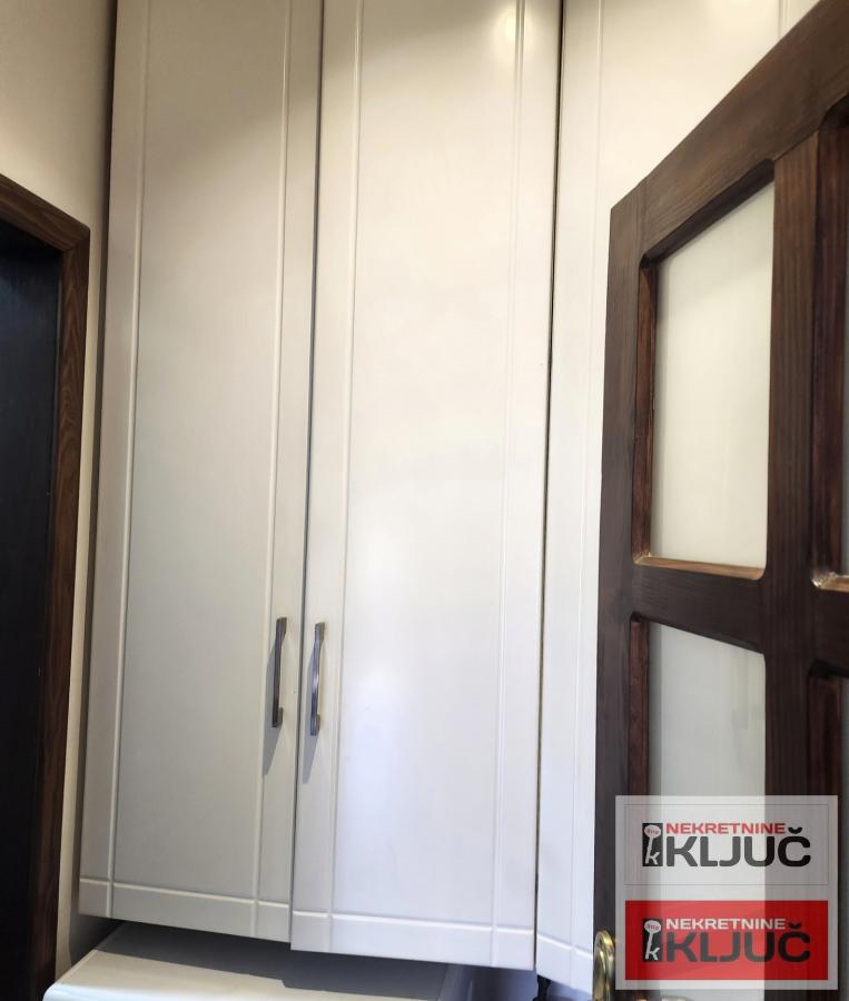 TELEP IZDAJE SE ČETVOROSOBAN MODERNO OPREMLJEN STAN SA PARKING MESTOM 30