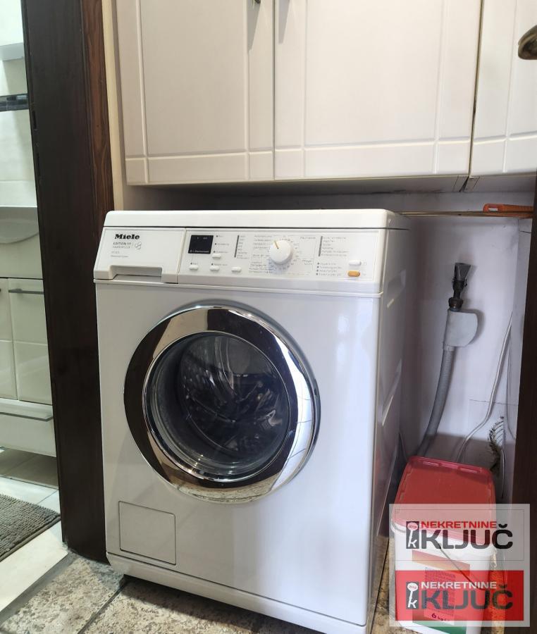 TELEP IZDAJE SE ČETVOROSOBAN MODERNO OPREMLJEN STAN SA PARKING MESTOM 31