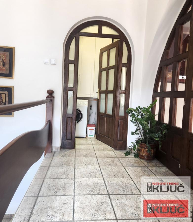 TELEP IZDAJE SE ČETVOROSOBAN MODERNO OPREMLJEN STAN SA PARKING MESTOM 32