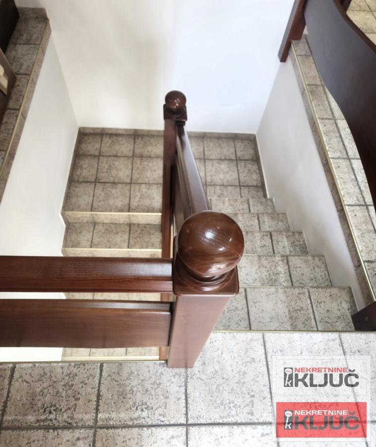 TELEP IZDAJE SE ČETVOROSOBAN MODERNO OPREMLJEN STAN SA PARKING MESTOM 33