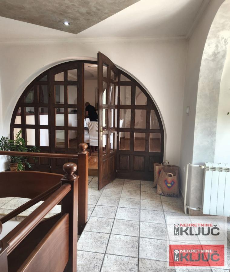 TELEP IZDAJE SE ČETVOROSOBAN MODERNO OPREMLJEN STAN SA PARKING MESTOM 34