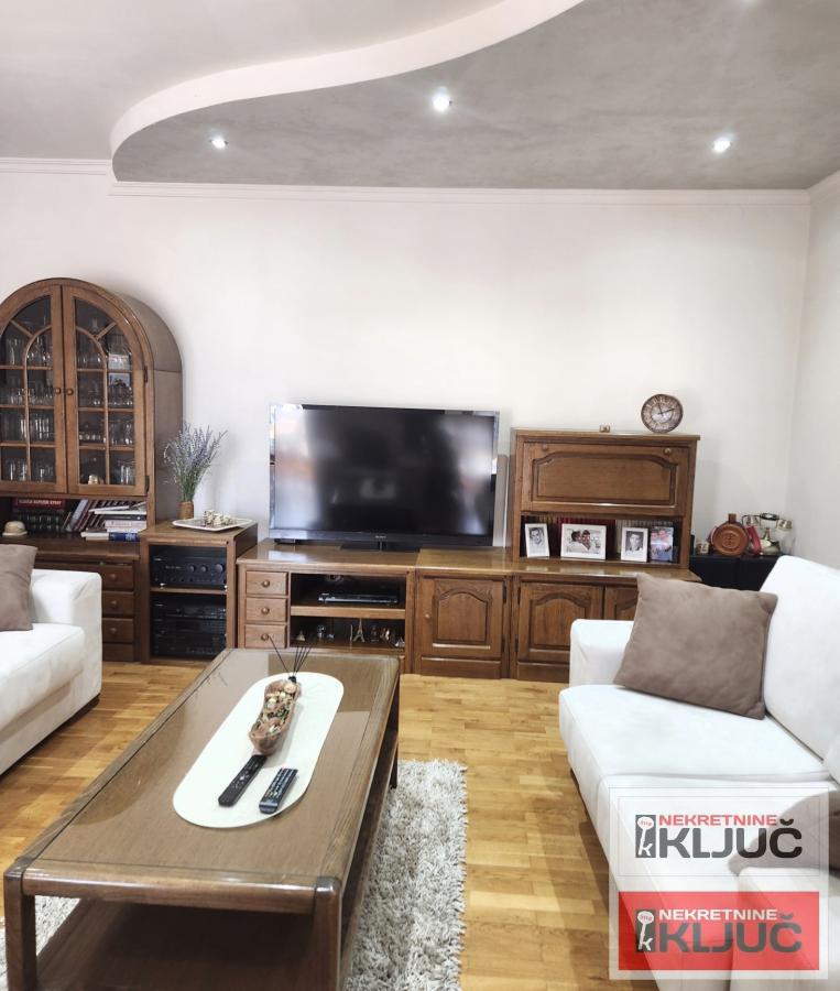 TELEP IZDAJE SE ČETVOROSOBAN MODERNO OPREMLJEN STAN SA PARKING MESTOM 35