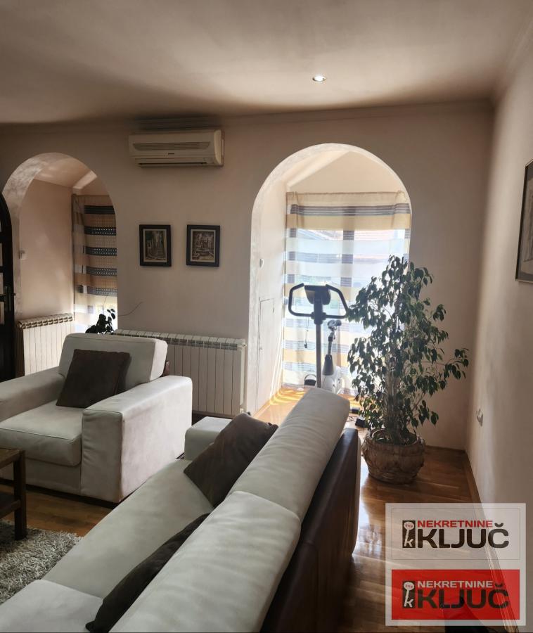 TELEP IZDAJE SE ČETVOROSOBAN MODERNO OPREMLJEN STAN SA PARKING MESTOM 36