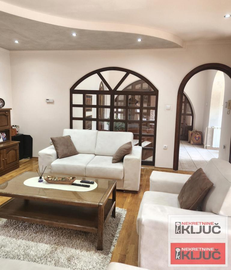 TELEP IZDAJE SE ČETVOROSOBAN MODERNO OPREMLJEN STAN SA PARKING MESTOM 37