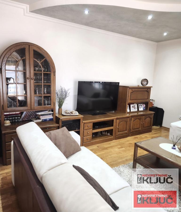 TELEP IZDAJE SE ČETVOROSOBAN MODERNO OPREMLJEN STAN SA PARKING MESTOM 38