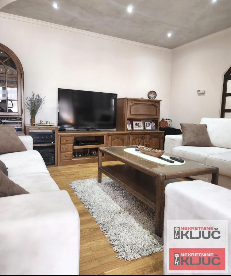 TELEP IZDAJE SE ČETVOROSOBAN MODERNO OPREMLJEN STAN SA PARKING MESTOM 39