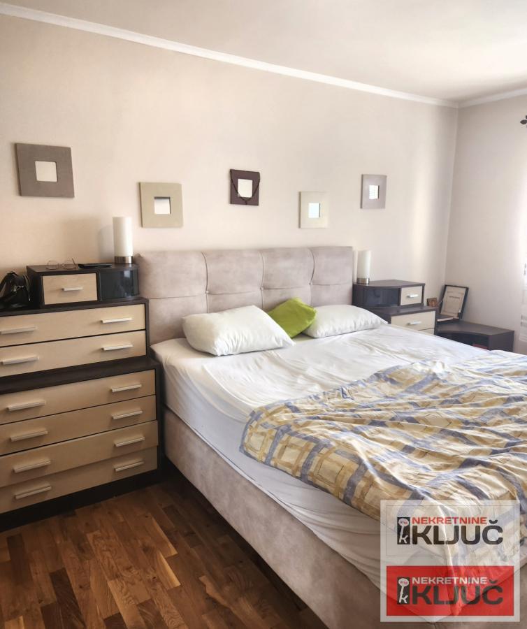 TELEP IZDAJE SE ČETVOROSOBAN MODERNO OPREMLJEN STAN SA PARKING MESTOM 7