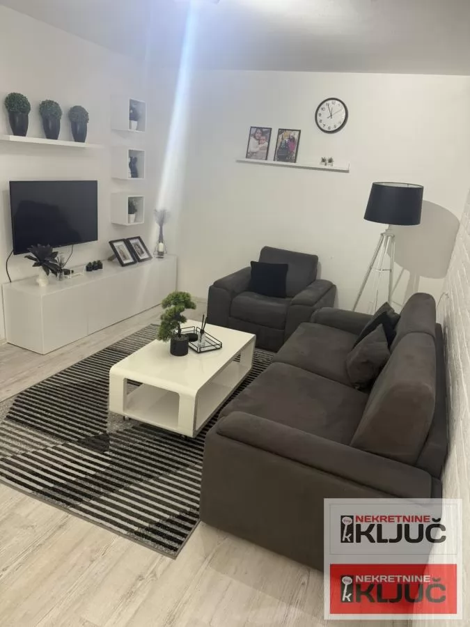 SAJMIŠTE, 55m2, Dvosoban, Renoviran, Namešten 1