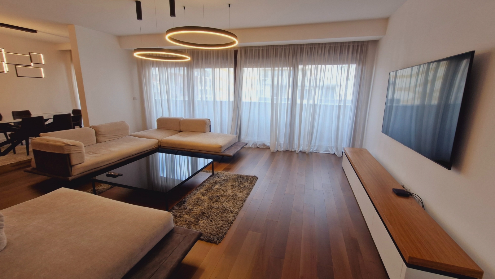 Cetvorosoban lux stan  cena sa troskovima  2 garazna mesta 2