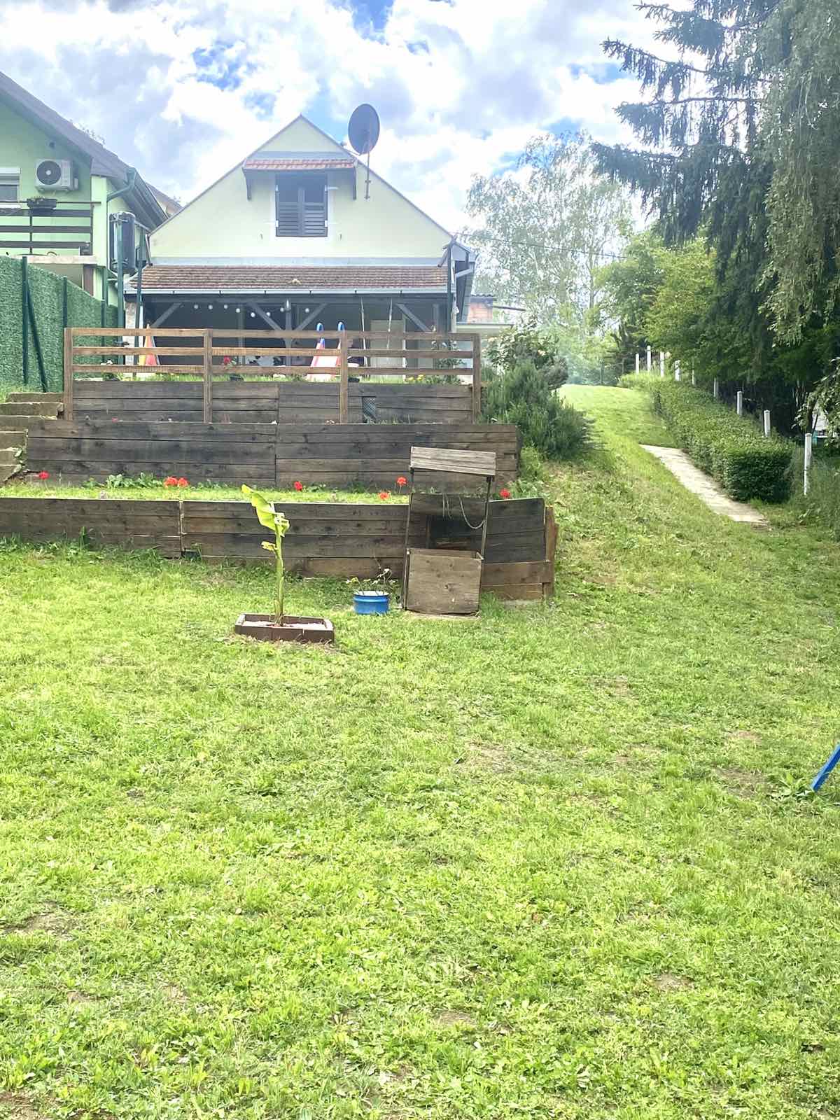 Na prodaju vikend kuca na Banstolu 1