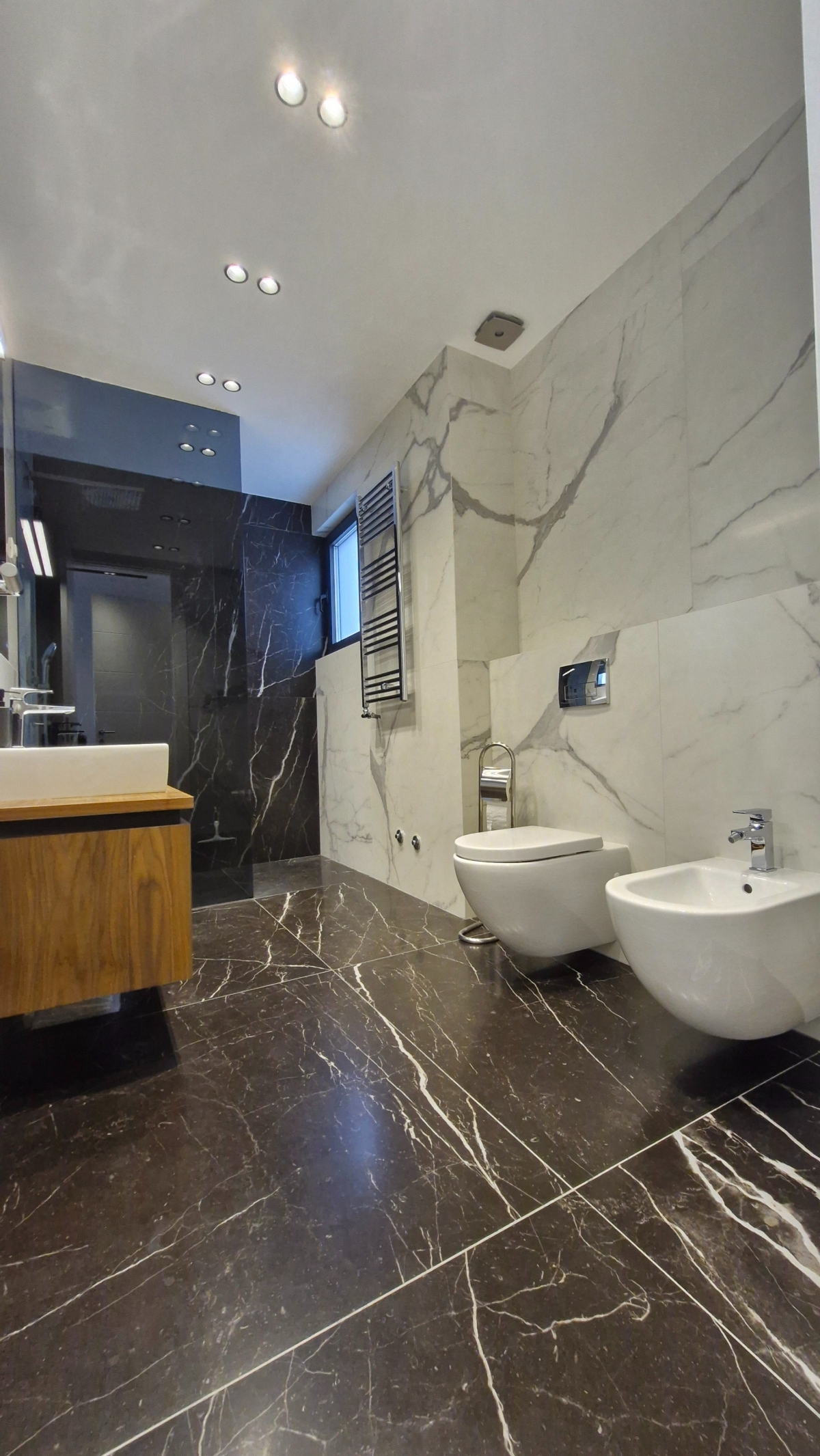 Cetvorosoban lux stan  cena sa troskovima  2 garazna mesta 4