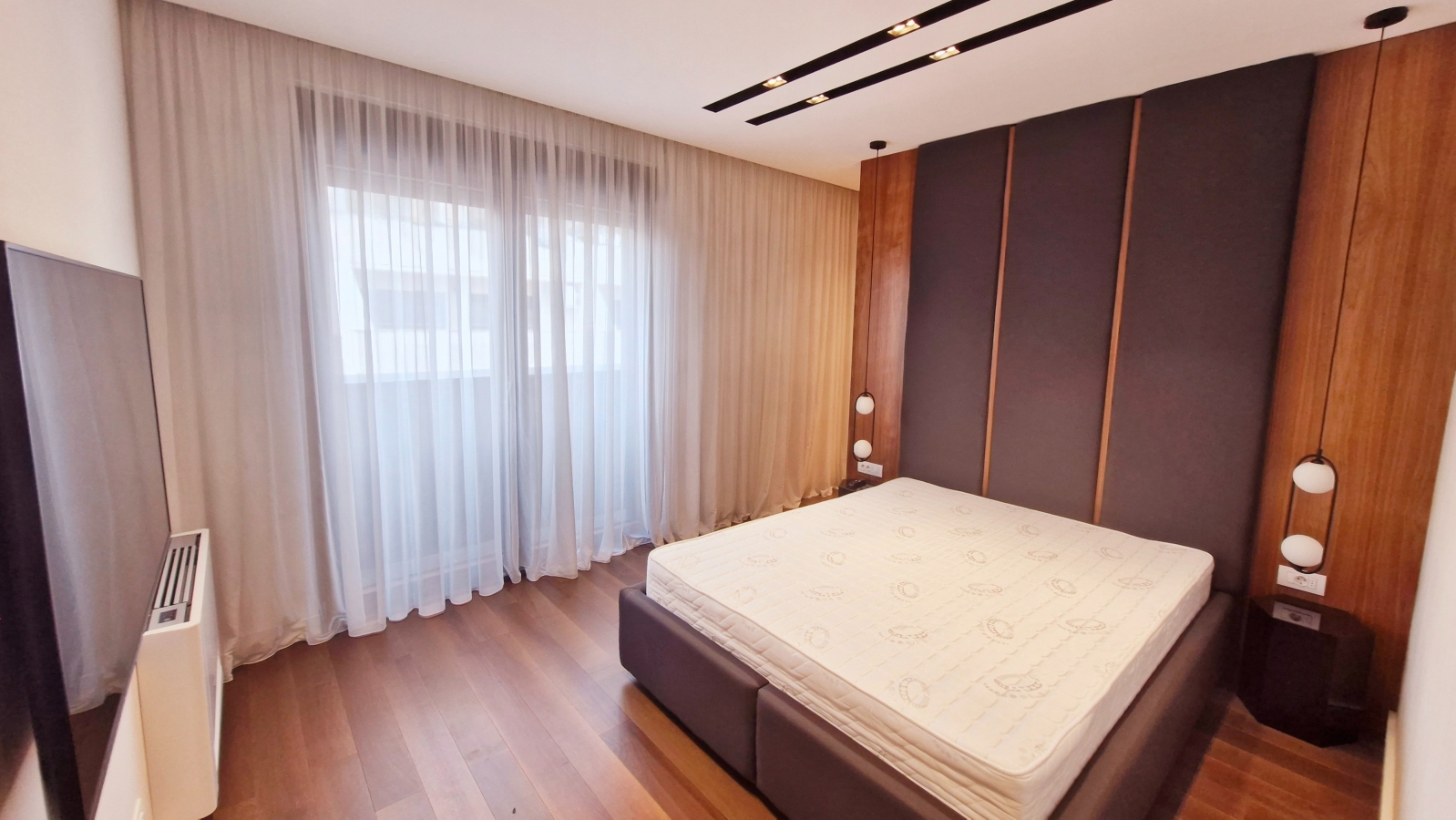 Cetvorosoban lux stan  cena sa troskovima  2 garazna mesta 3