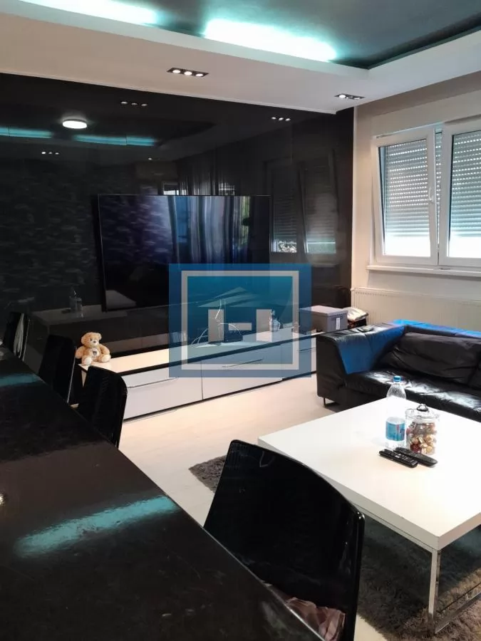 Na prodaju jednoiposoban stan – sam centar Kragujevca, pogled na crkvu! 2