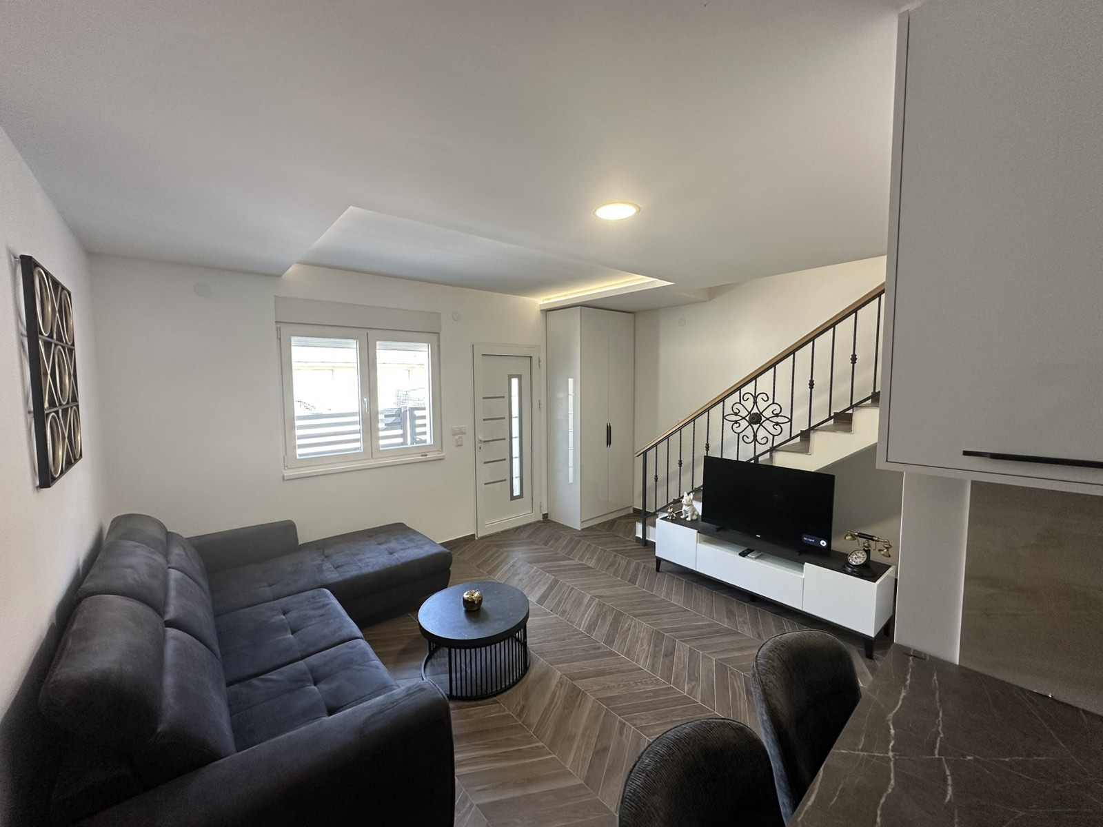 Prodajem nov uknjizen stan na Novoj Detelinari 1