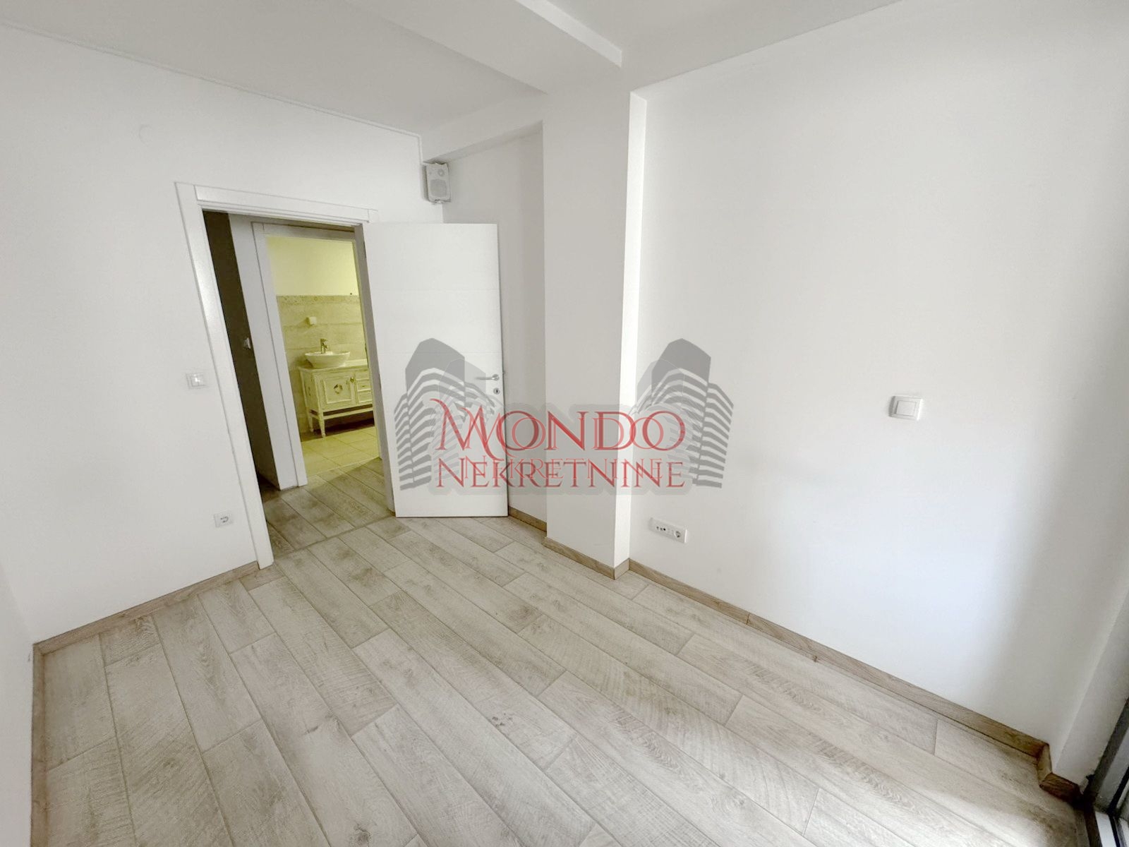 Duplex cetvorosoban stan kod Doma zdravlja u novoj zgradi sa garazom 13