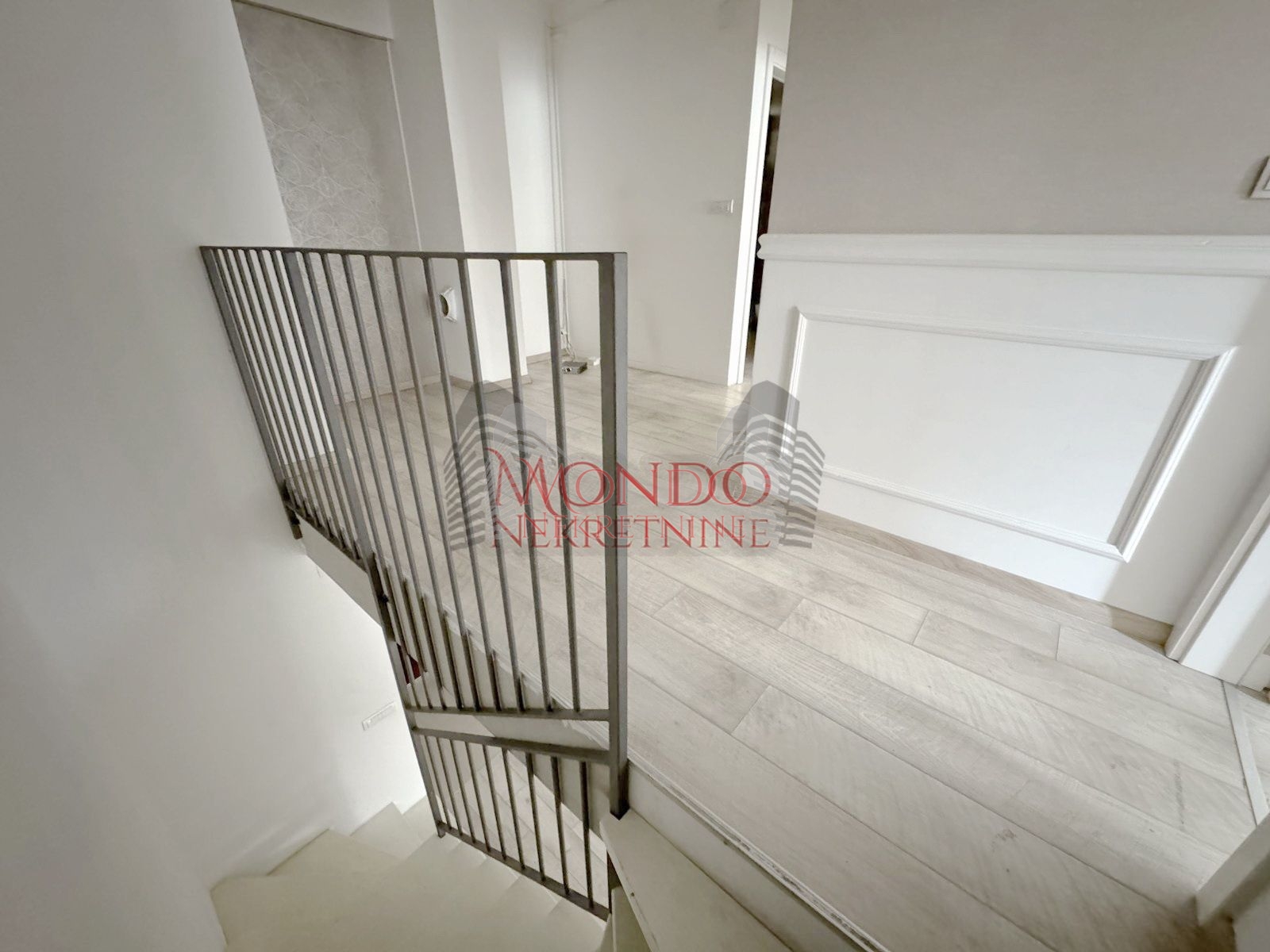 Duplex cetvorosoban stan kod Doma zdravlja u novoj zgradi sa garazom 8