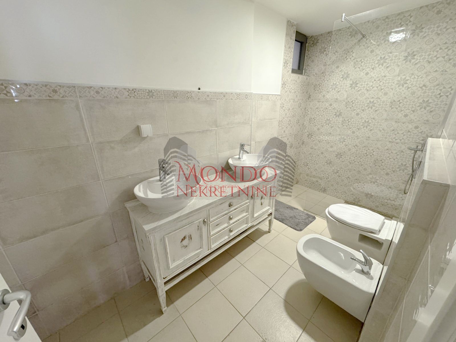 Duplex cetvorosoban stan kod Doma zdravlja u novoj zgradi sa garazom 16