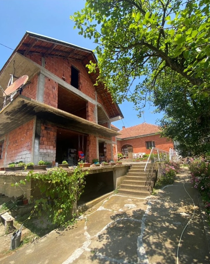 Prodajem seosko domacinstvo sa okolnim placem 1