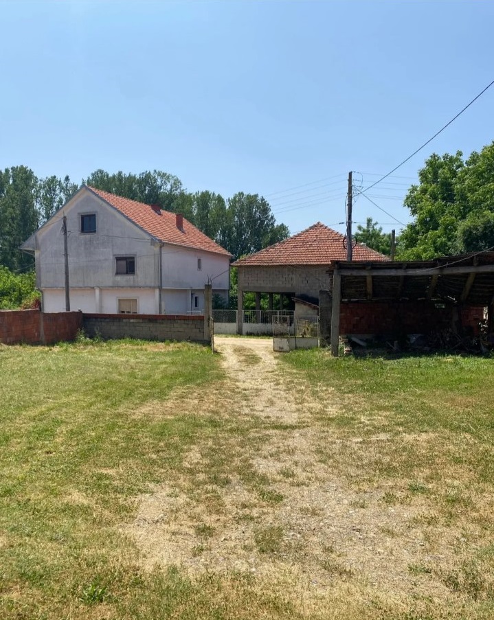 Prodajem seosko domacinstvo sa okolnim placem 5