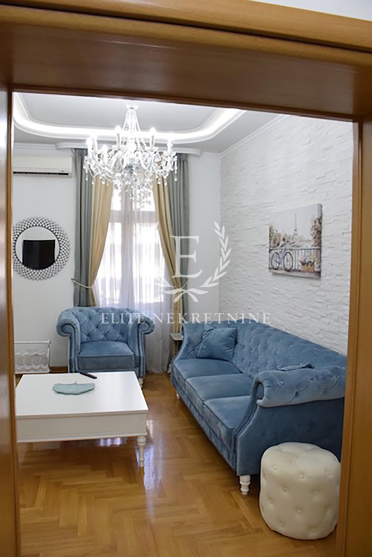 Trosoban lux stan salonskog tipa parking 2