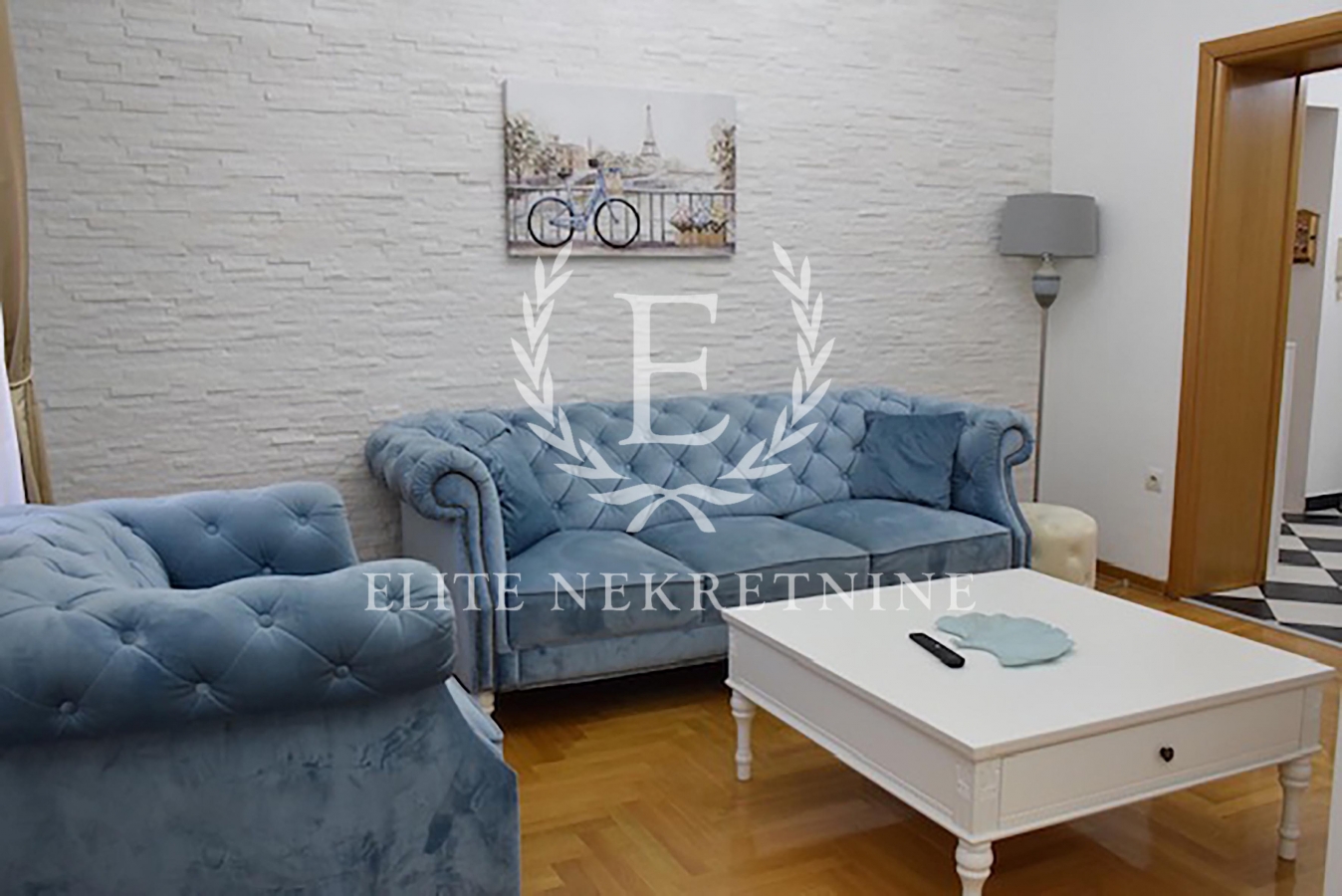 Trosoban lux stan salonskog tipa parking 1