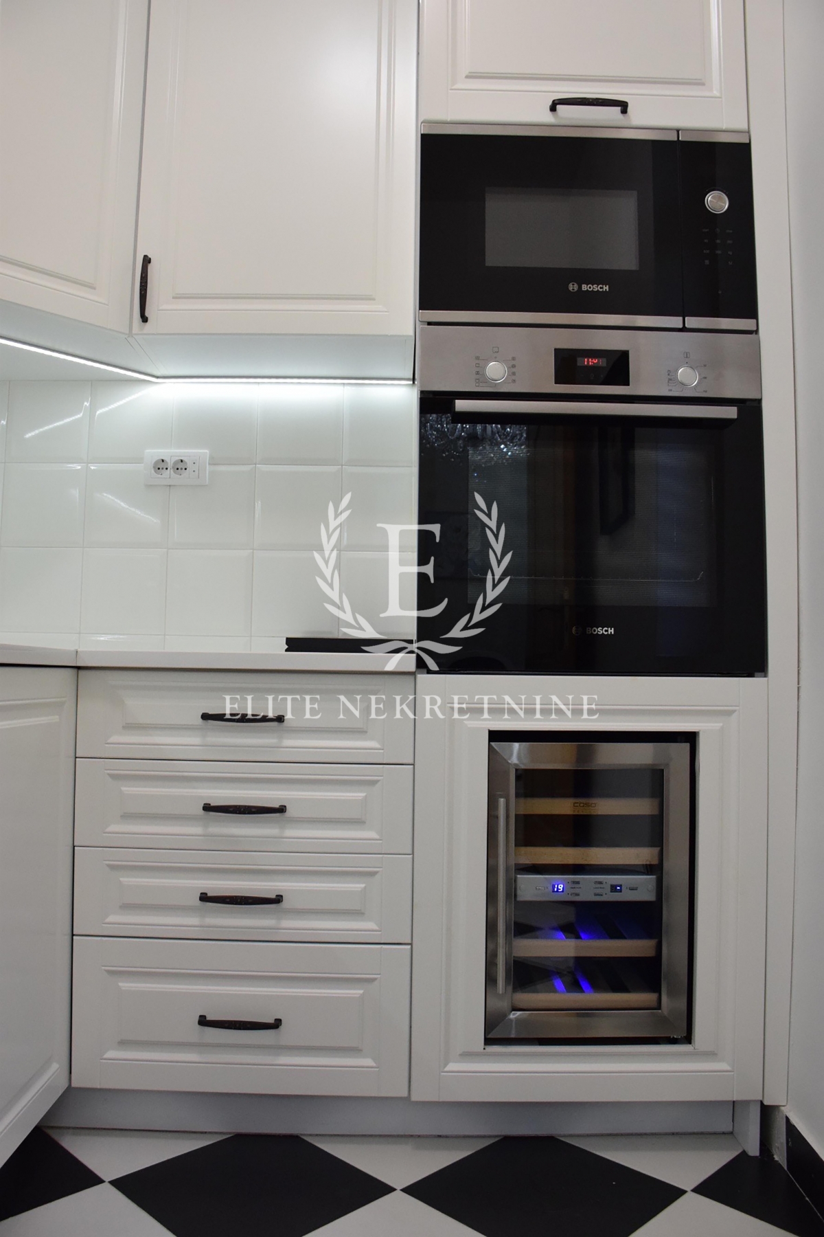 Trosoban lux stan salonskog tipa parking 8