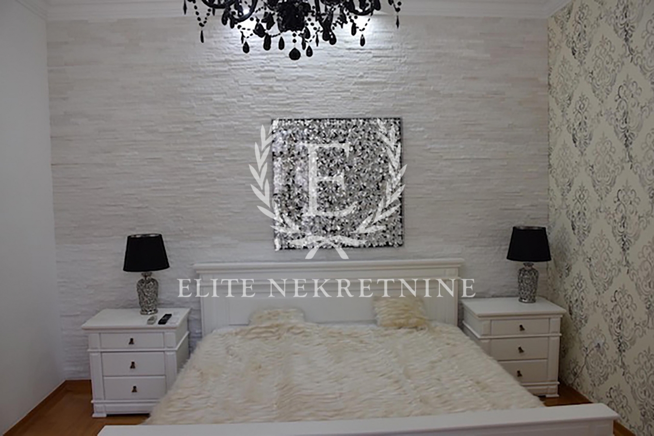 Trosoban lux stan salonskog tipa parking 3