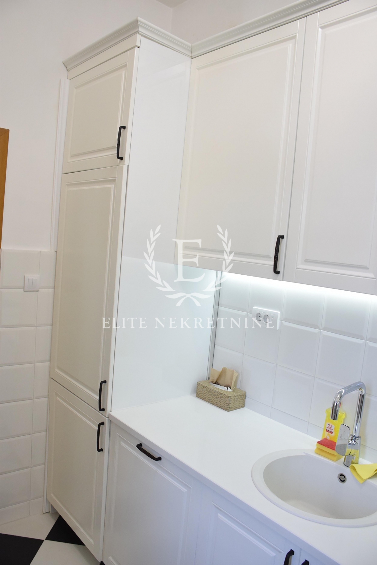 Trosoban lux stan salonskog tipa parking 6