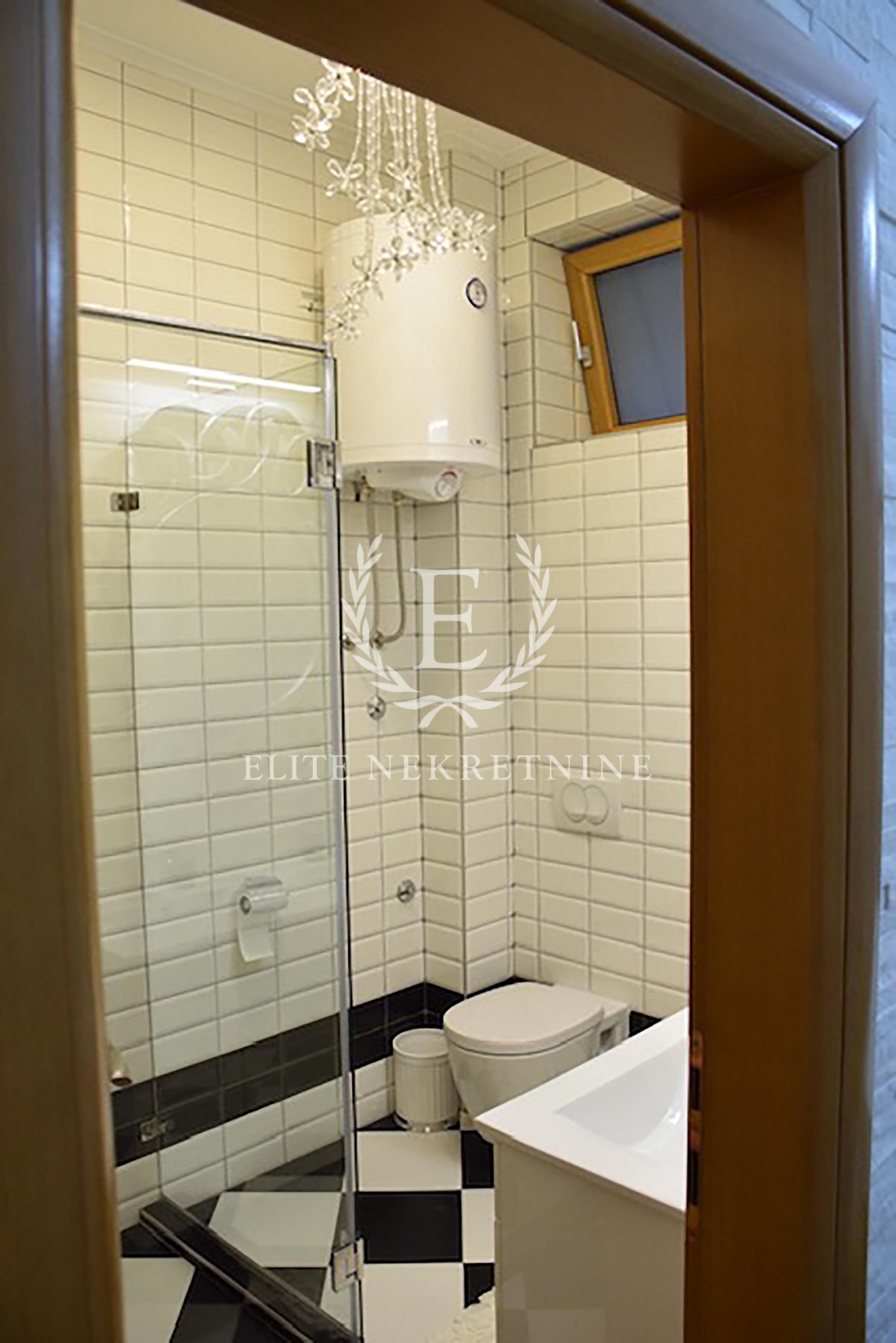 Trosoban lux stan salonskog tipa parking 9