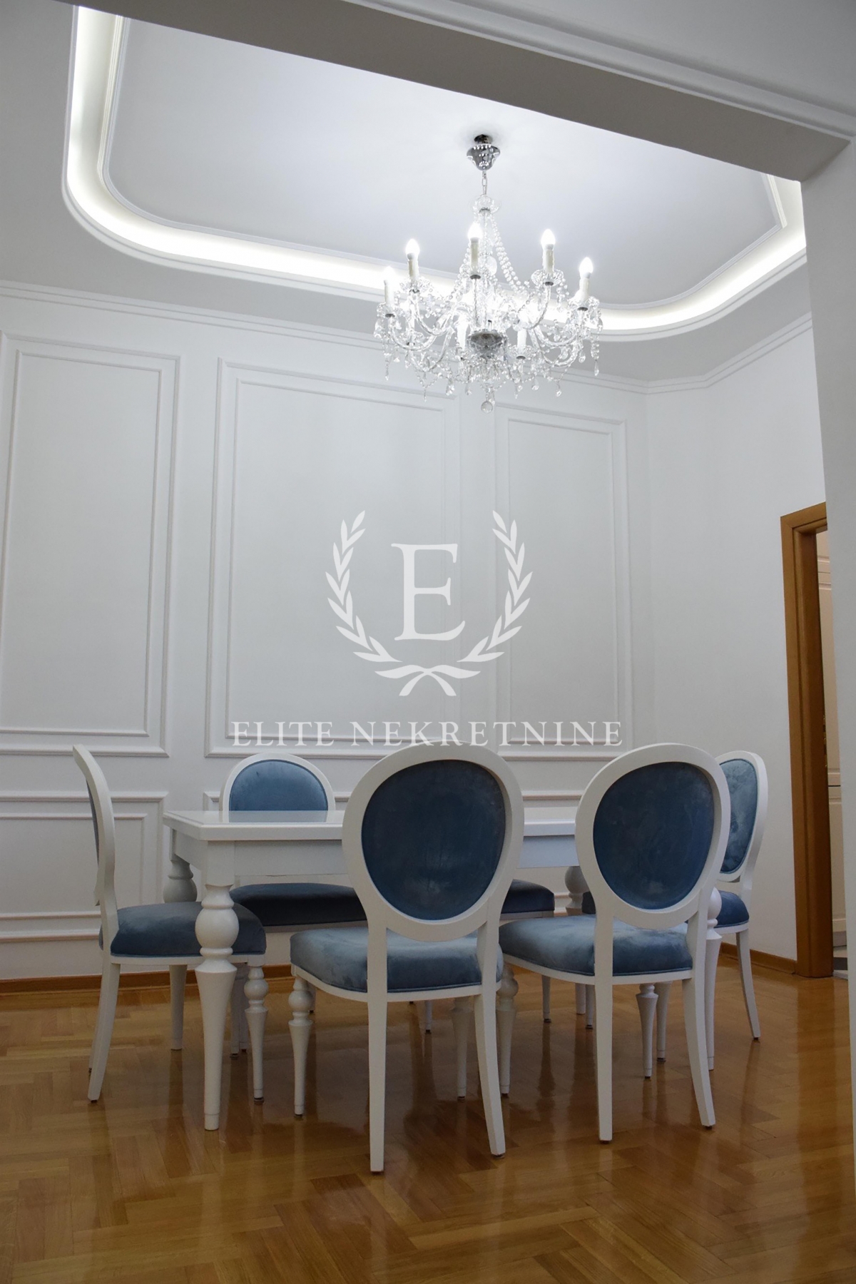 Trosoban lux stan salonskog tipa parking 7