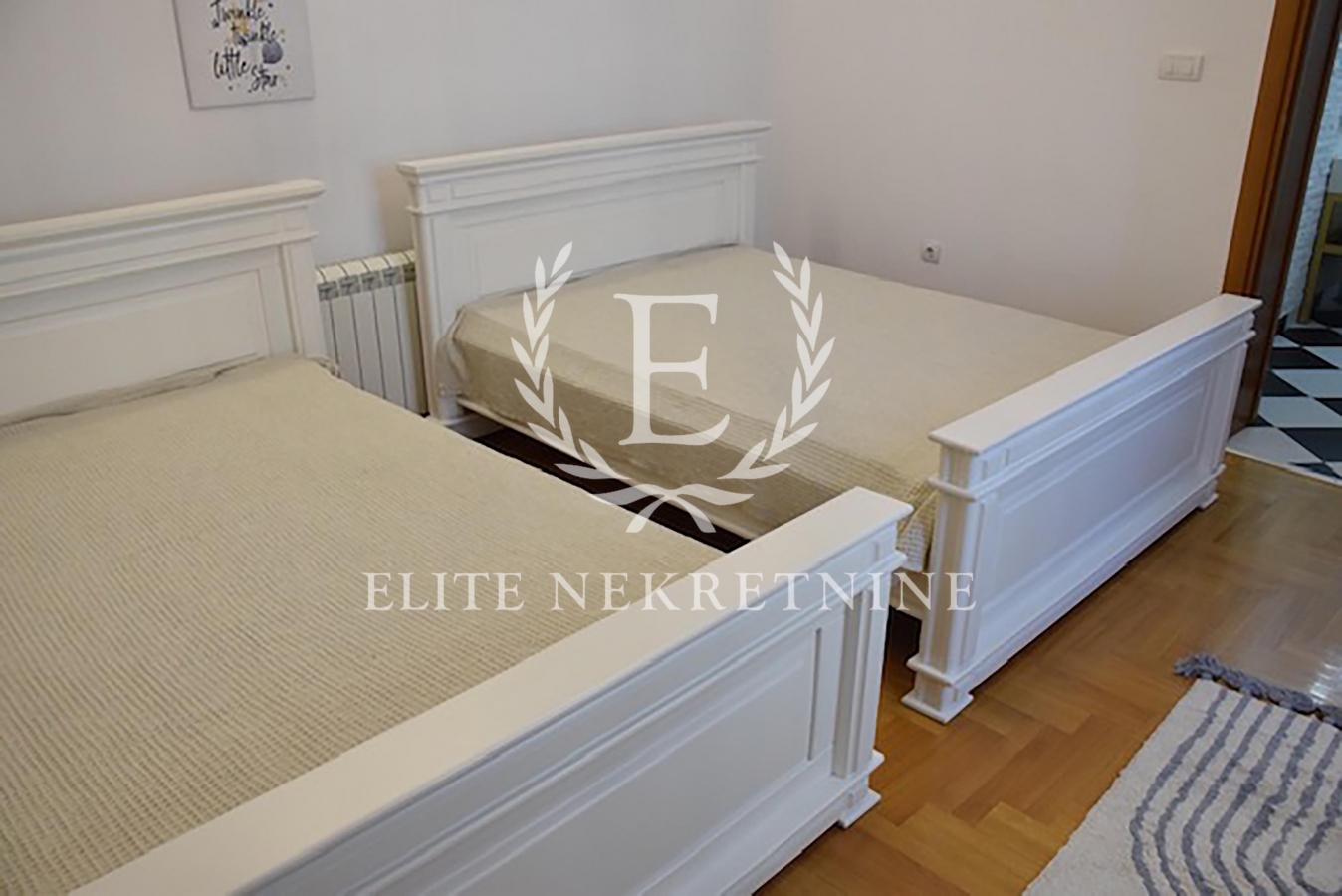 Trosoban lux stan salonskog tipa parking 4